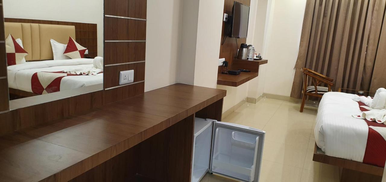 Hotel Mk Grand Varanasi Luaran gambar