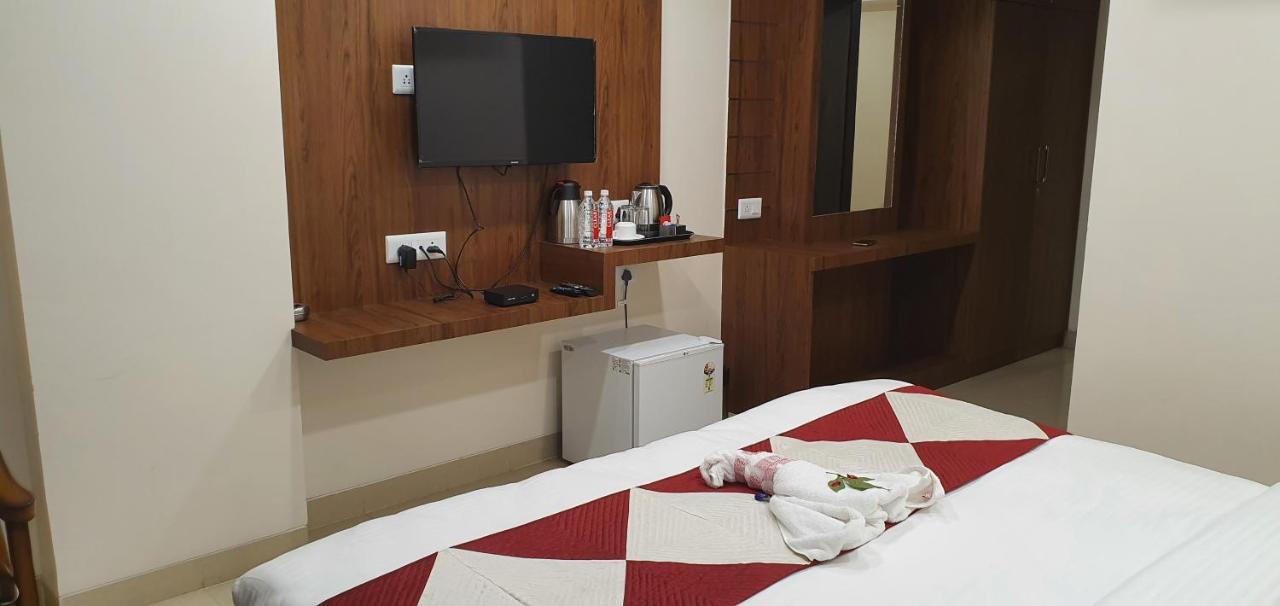 Hotel Mk Grand Varanasi Luaran gambar