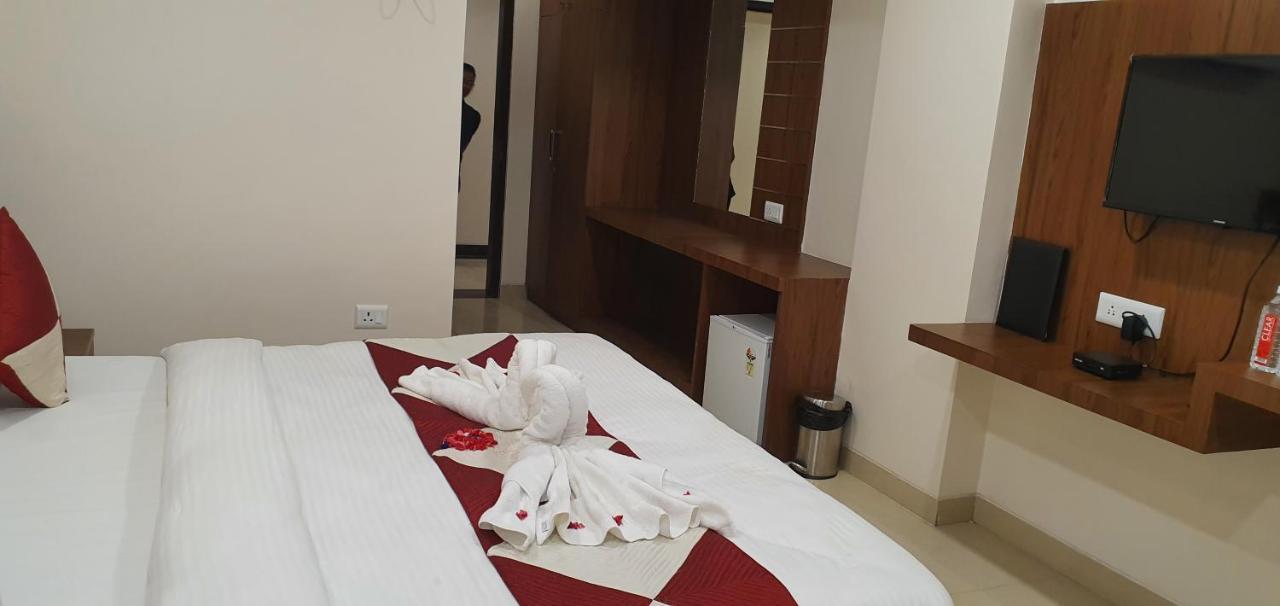 Hotel Mk Grand Varanasi Luaran gambar